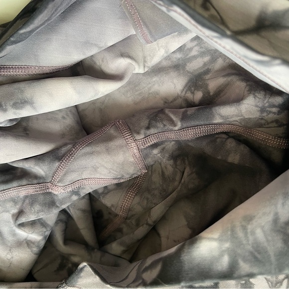 Stunning and rare Lululemon Tie-Dye Leggings - Picture 5 of 6